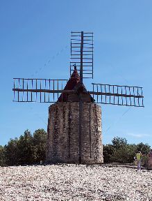 Windmill #Fontvieille #Provence #Alpilles @GingerandNutmeg