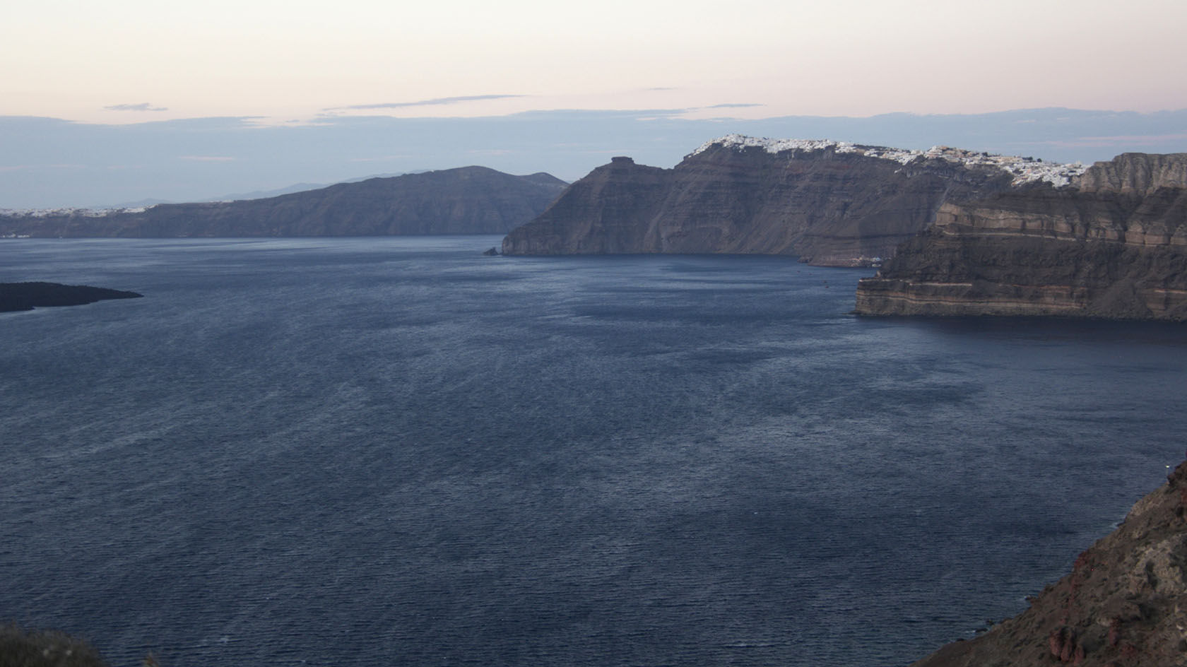 Fira to Oia #Santorini #Greece #VisitGreece @GingerandNutmeg