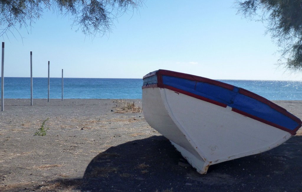 Boats Black beach #Santorini #Greece #VisitGreece @GingerandNutmeg