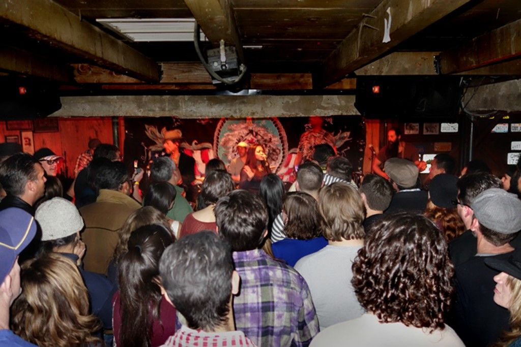 Dengue backside crowd @pappy_harriets #Pioneertown #California